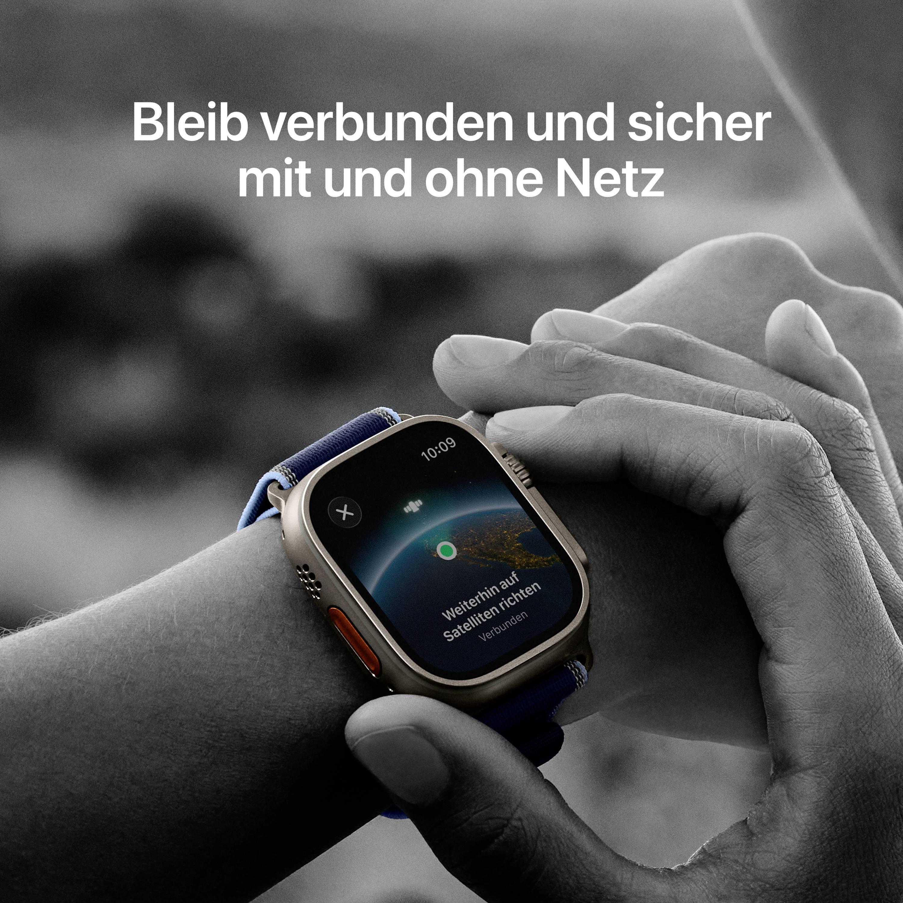 Une main tient une montre connectée avec une carte du monde sur l'écran et le texte « Toujours accessible par satellite ».