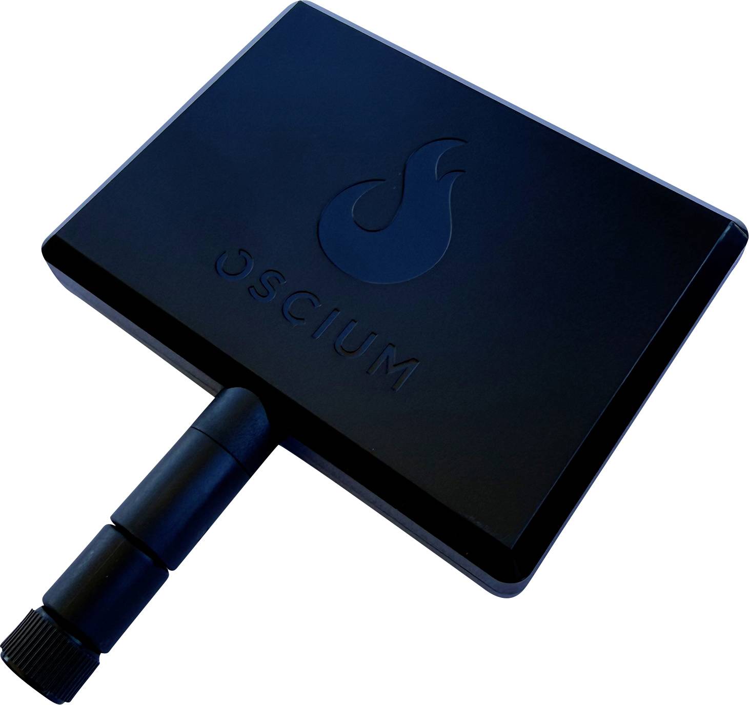 Un appareil électronique noir rectangulaire portant le mot « OSCIUM » et un logo en spirale. Il est équipé d'une antenne réglable fixée à sa base.