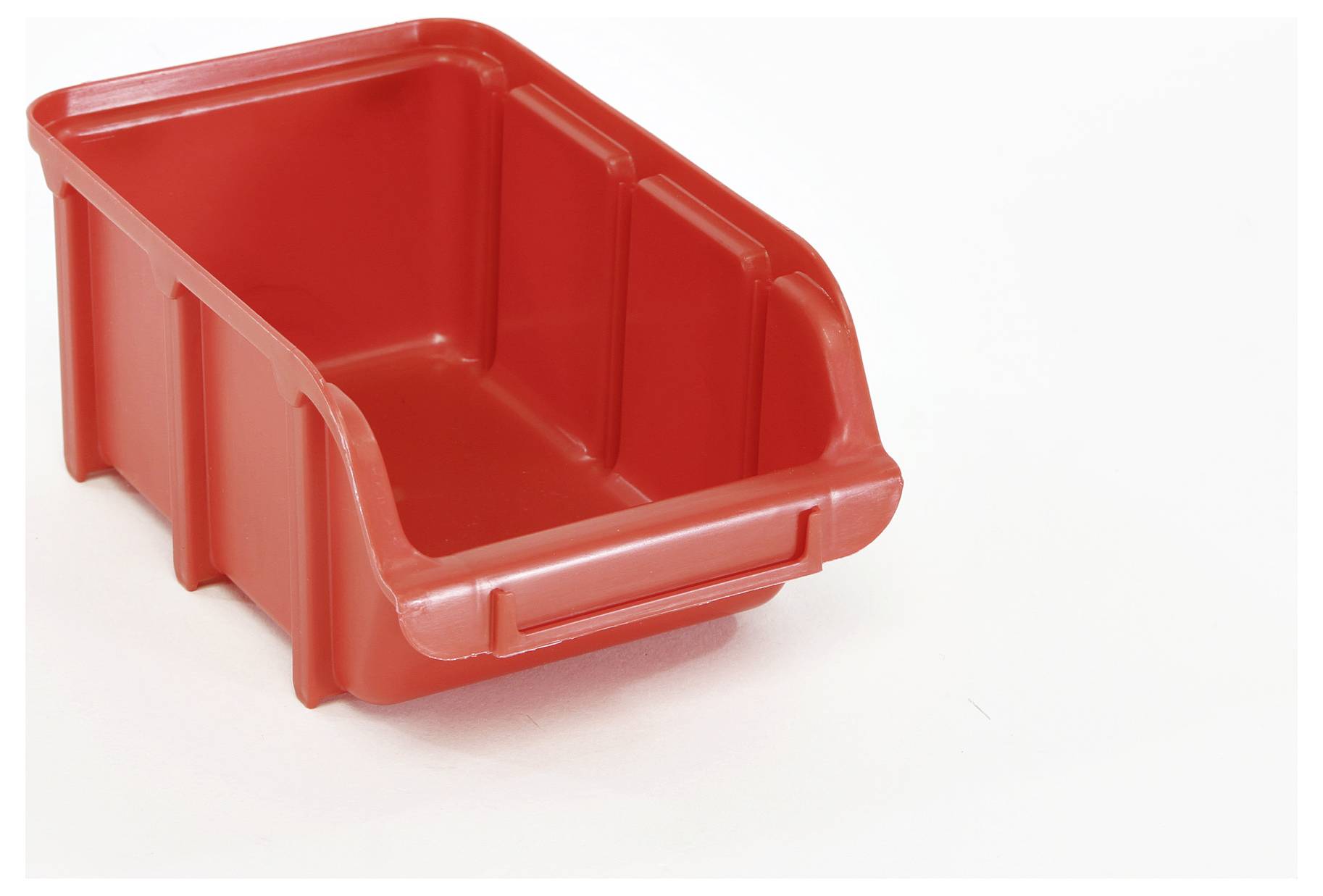 Un bac de rangement en plastique rouge avec l'avant ouvert, utilisé pour organiser des petits objets, isolé sur un fond blanc.