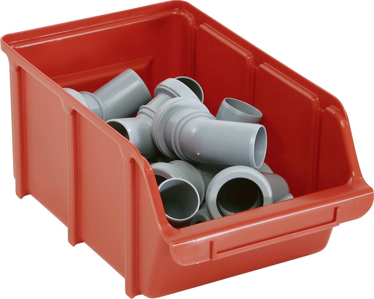 Un bac de rangement rouge rempli de plusieurs raccords de tuyauterie en PVC gris, utilisés pour des travaux de plomberie ou de construction.