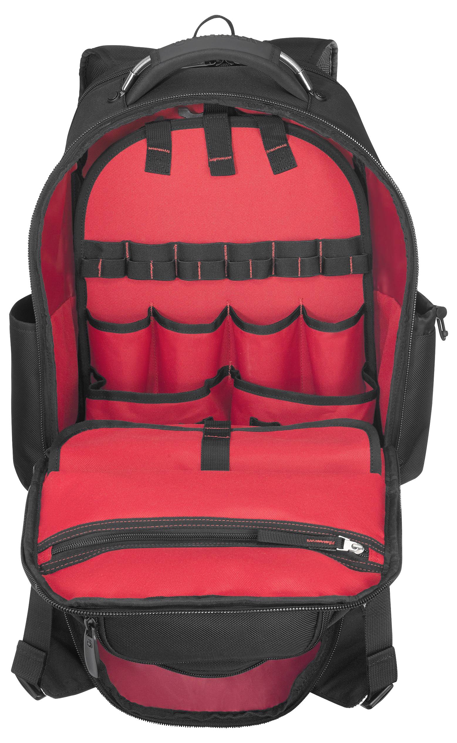 Sac à dos noir ouvert avec un intérieur rouge, montrant plusieurs compartiments et poches organisés pour le rangement et l'organisation.