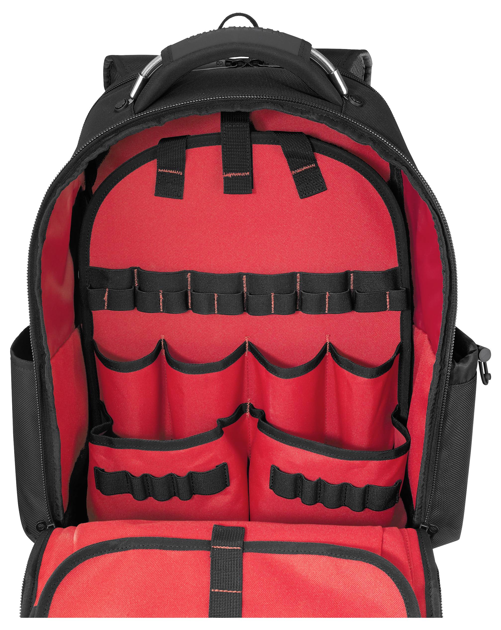 Sac à dos noir ouvert avec intérieur rouge, présentant plusieurs compartiments et poches pour organiser des outils ou de l'équipement.