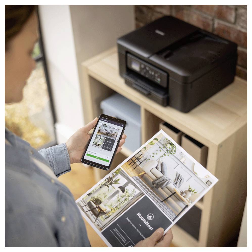 Une personne tenant un smartphone imprime sans fil un prospectus de meuble avec le logo « NookView » depuis une imprimante posée sur un support en bois.