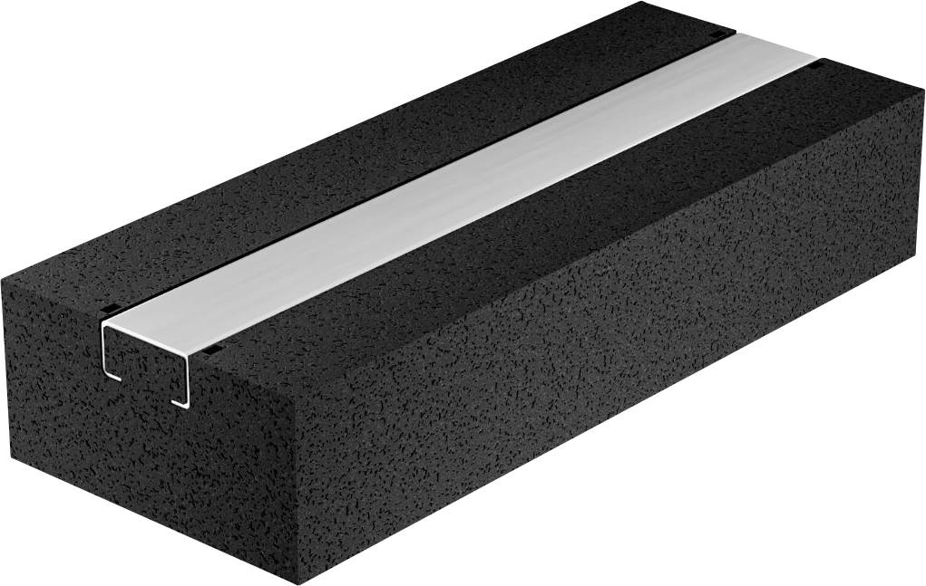 Bloc rectangulaire avec une surface noire texturée et une bande argentée en creux courant le long du dessus, évoquant un élément architectural contemporain.