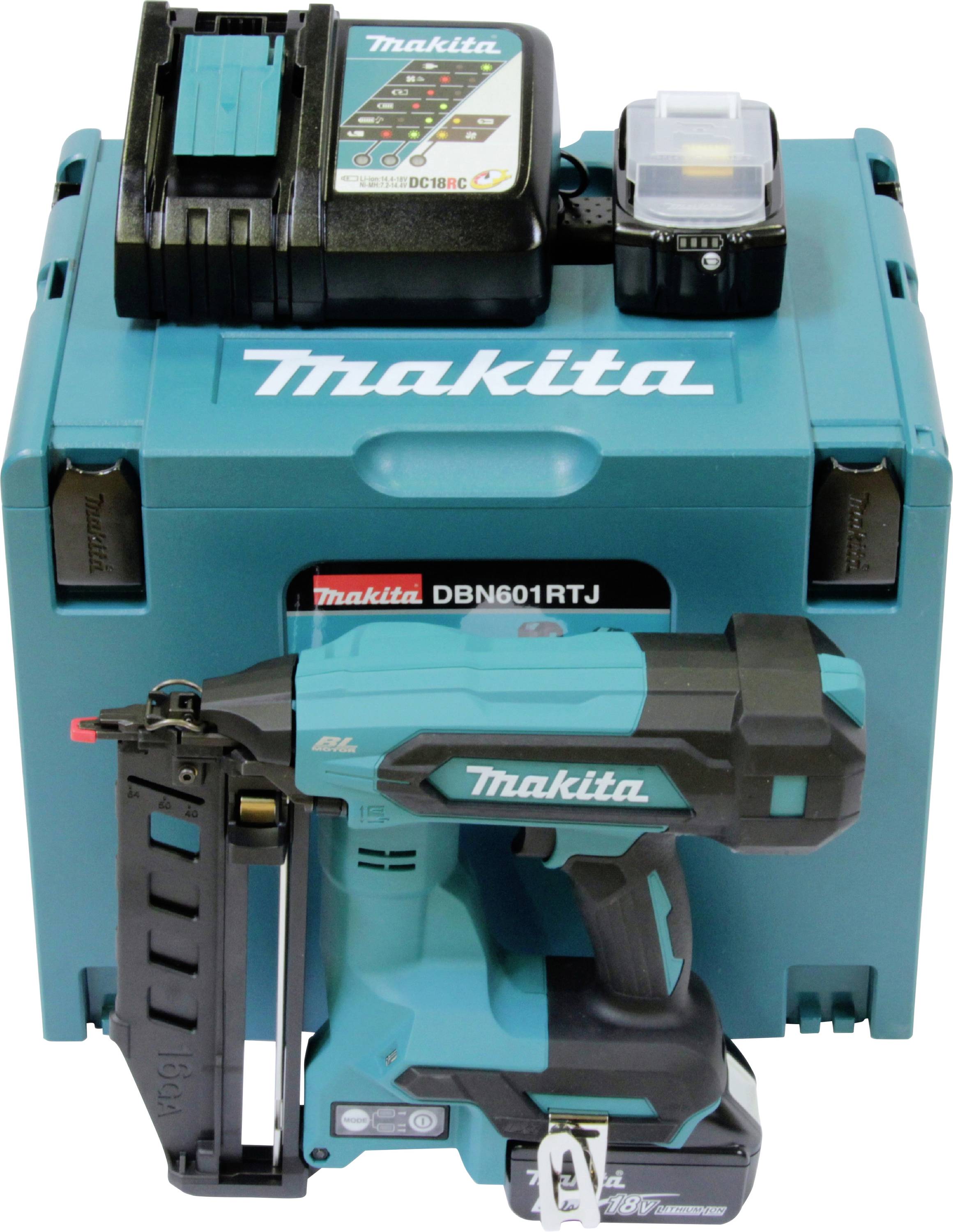 Un ensemble de cloueur de finition sans fil Makita bleu, comprenant un chargeur et une batterie, posé sur un coffret de rangement.
