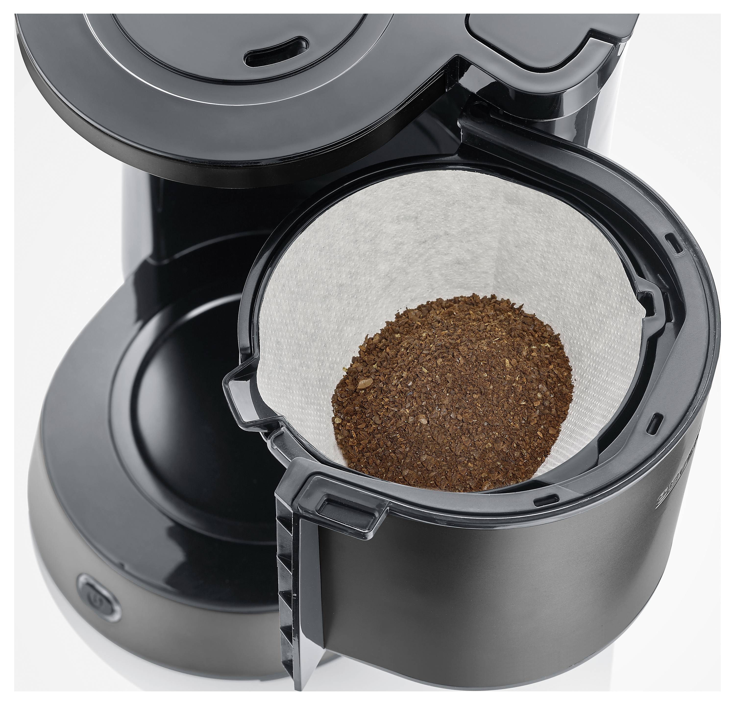 Un cafetière noir avec un couvercle ouvert, montrant un filtre rempli de café moulu.