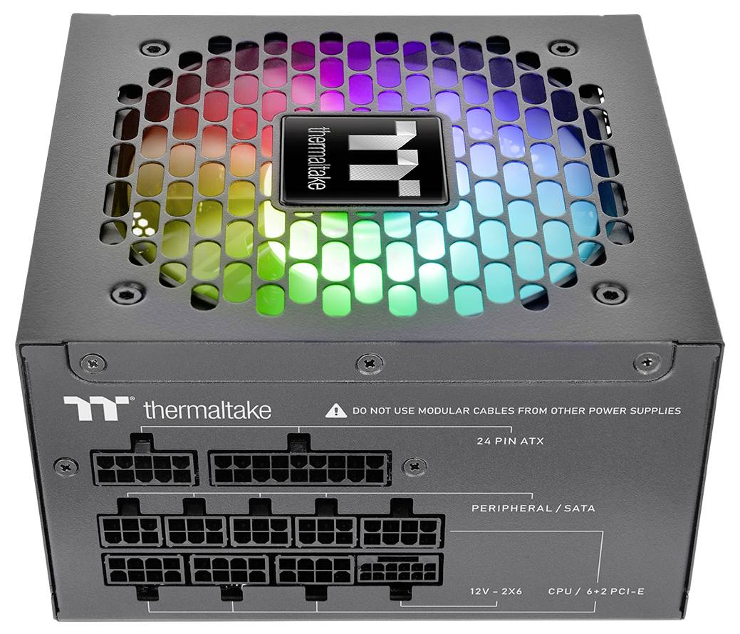 Un bloc d'alimentation Thermaltake noir avec une grille de ventilation révélant un éclairage RVB coloré, doté de plusieurs ports d'alimentation périphériques et SATA.