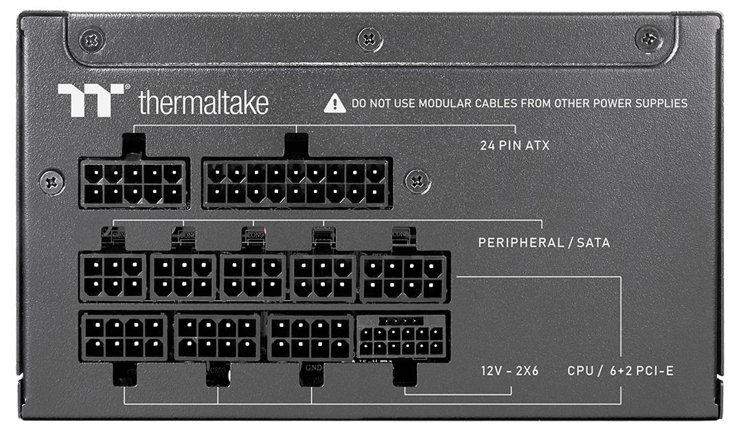 Bloc d'alimentation Thermaltake avec plusieurs ports de câbles modulaires étiquetés pour les périphériques, le processeur, les connecteurs SATA et l'ATX. Avertissement de bien utiliser les câbles spécifiques.