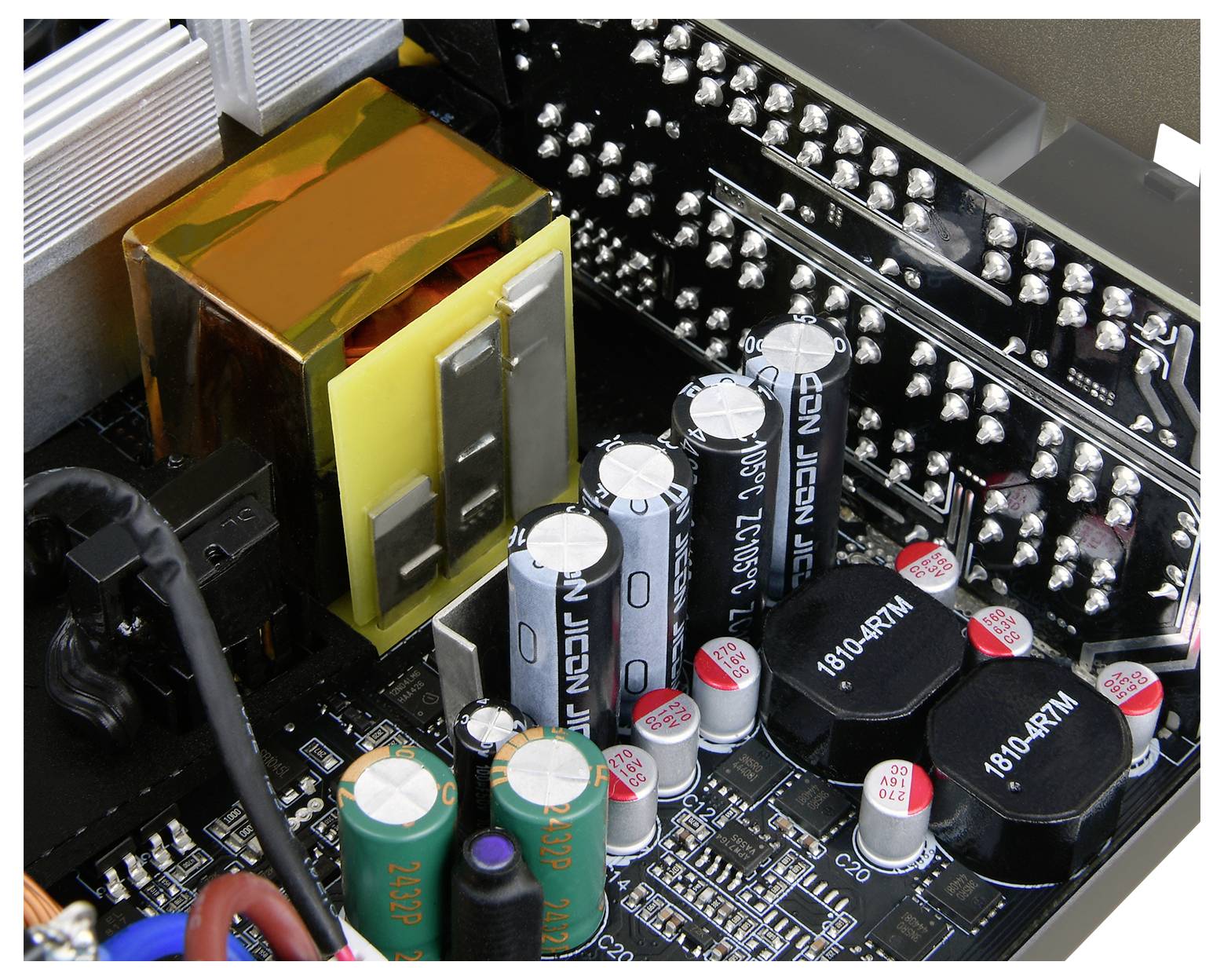 Vue intérieure d'une carte de circuit imprimé d'ordinateur montrant des condensateurs, des résistances et des circuits. Les composants principaux sont soigneusement disposés.