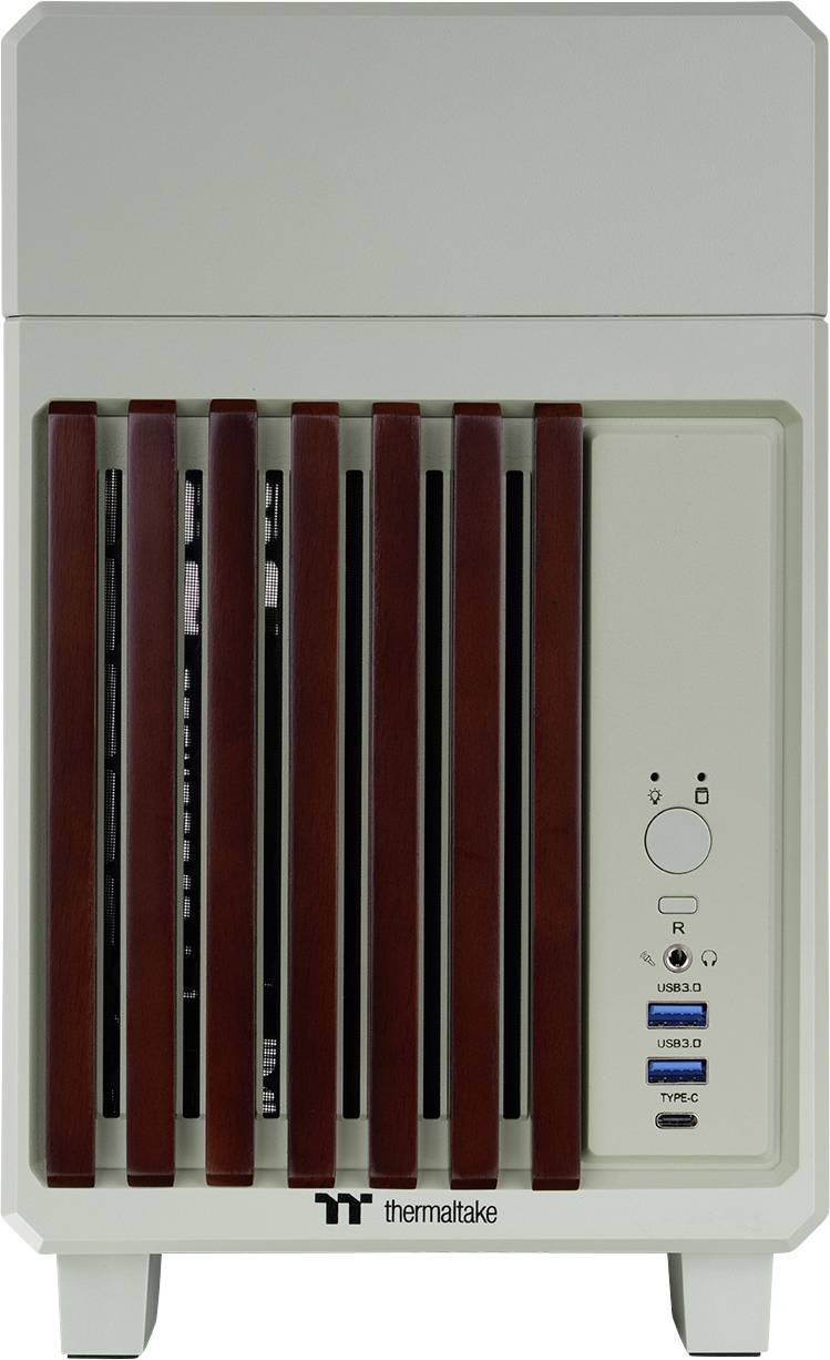 Un petit boîtier d'ordinateur blanc avec des lamelles verticales imitant le bois, doté d'un bouton d'alimentation et de plusieurs ports USB sur le panneau avant.