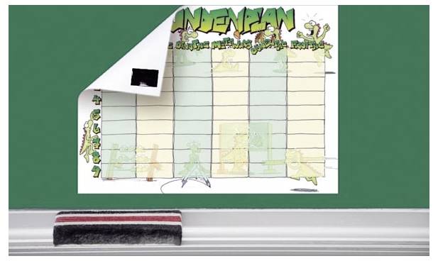 Un calendrier mural sur un tableau noir, partiellement décollé en haut à gauche, montrant les jours de la semaine et des graphiques éparpillés. Une gomme repose en dessous.