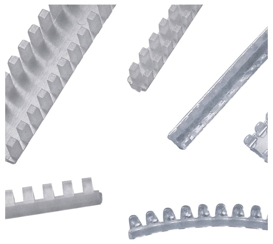 Rangées de crémaillères de différentes formes et profils de dentures disposées sur un fond blanc, montrant diverses tailles et configurations.