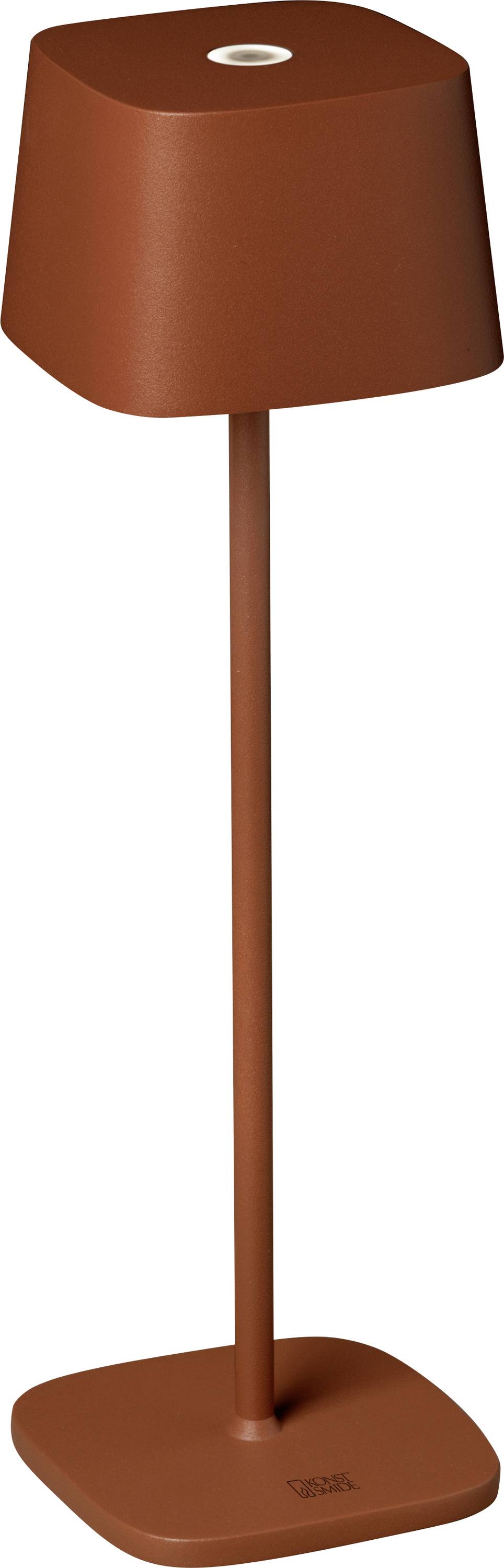 Une lampe rouge haute et rectangulaire avec un poteau fin et une base carrée, conçue pour des intérieurs modernes.