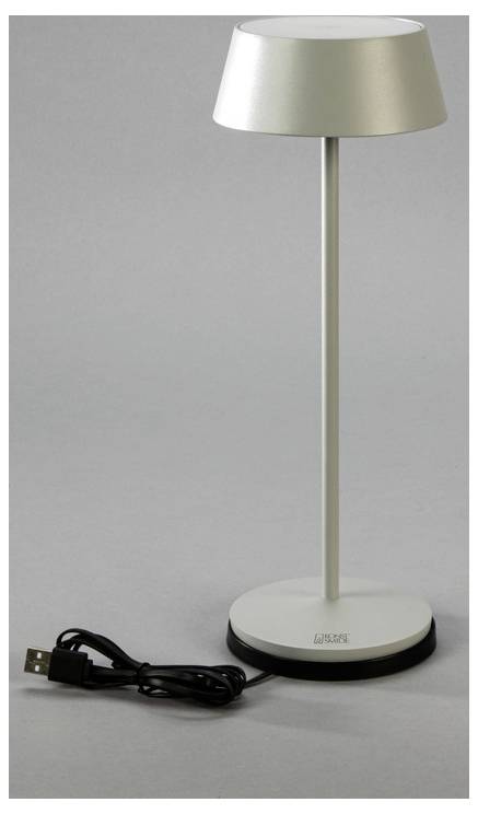 Une lampe de table élégante et moderne en argent, avec une prise USB sur un fond gris.