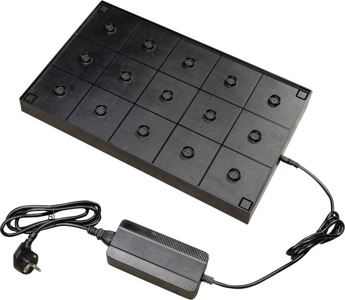 Un chargeur multiport noir avec 16 ports circulaires est connecté à un adaptateur secteur.