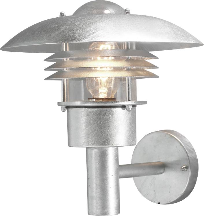 Une lampe murale d'extérieur en argent au design moderne et superposé, avec une ampoule visible à l'intérieur, diffusant une lumière chaleureuse.