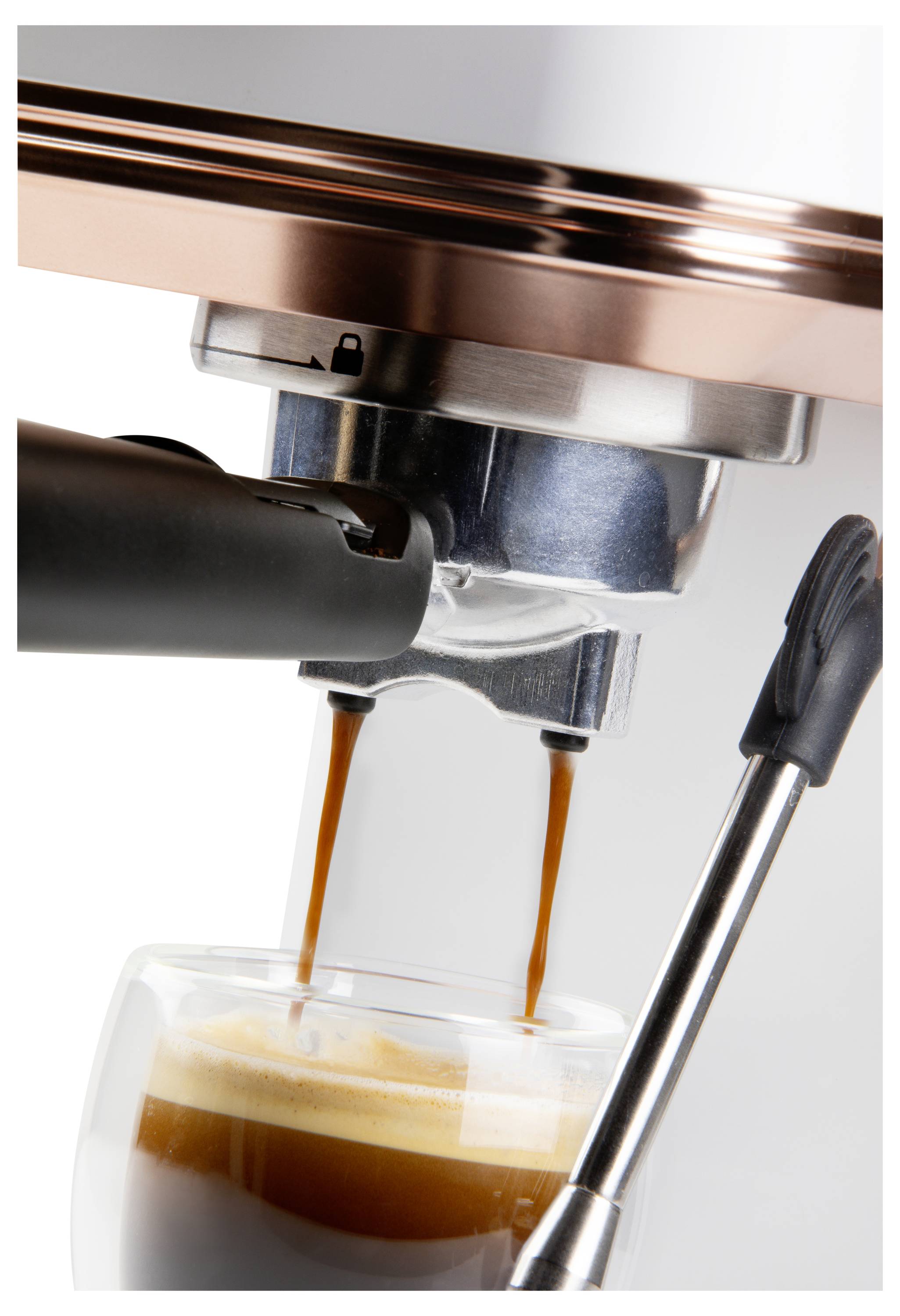 Un gros plan d'une machine à espresso préparant un shot de café dans une tasse en verre, avec le bec vapeur visible sur la droite.