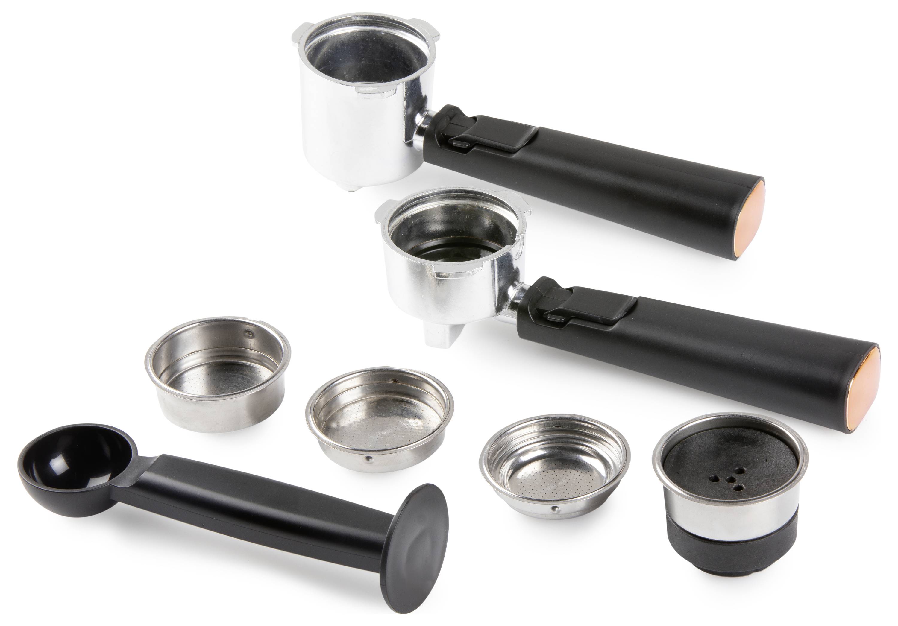 Deux portes-filtres avec des poignées noires et cinq paniers filtres à café disposés devant, présentant des composants de machine à espresso.