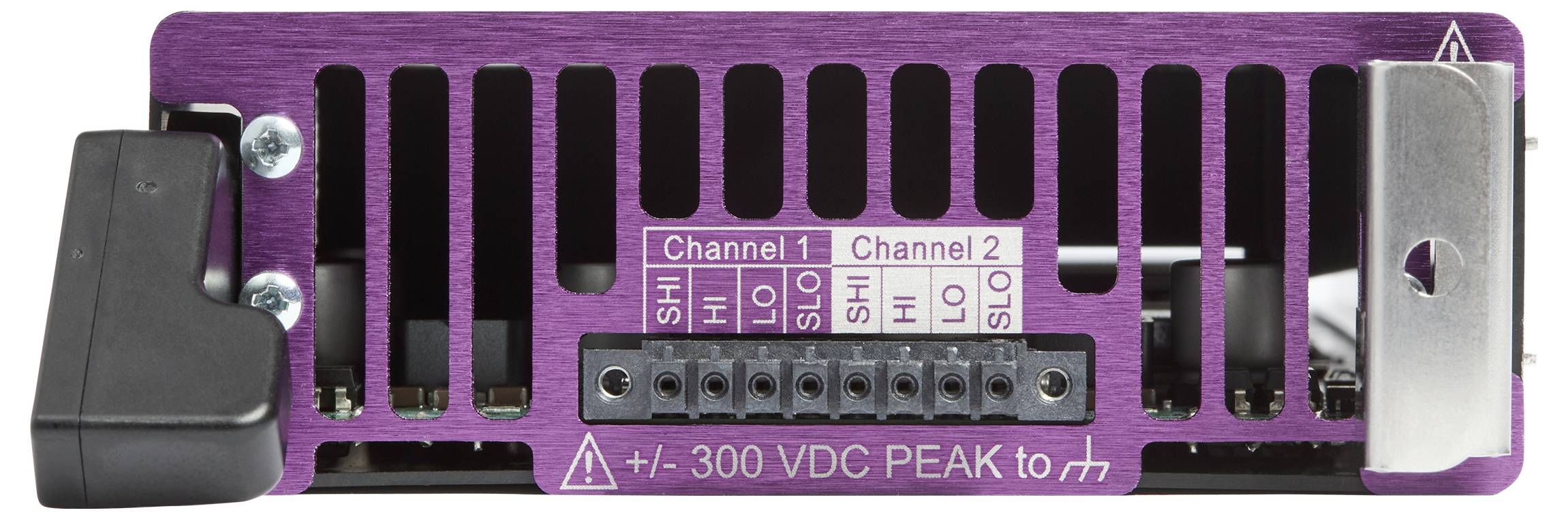 Un module électronique violet avec des ports de connexion et des canaux étiquetés pour les tensions haute et basse, indiquant un pic de plus/moins 300 VDC.