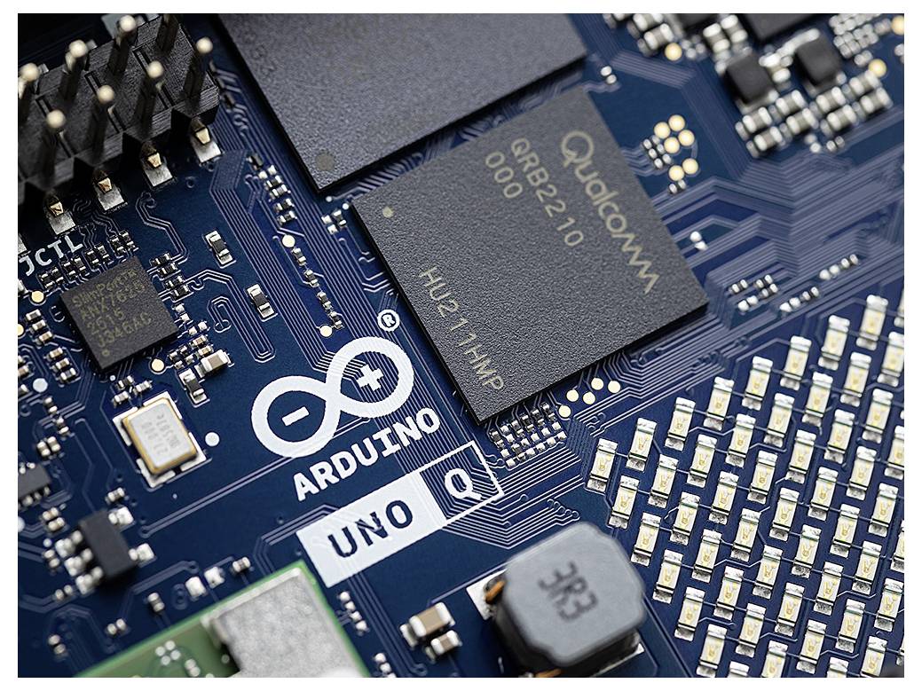 Vue rapprochée d'une carte microcontrôleur Arduino Uno avec une puce Qualcomm visible, montrant les circuits et les composants essentiels pour les projets électroniques.