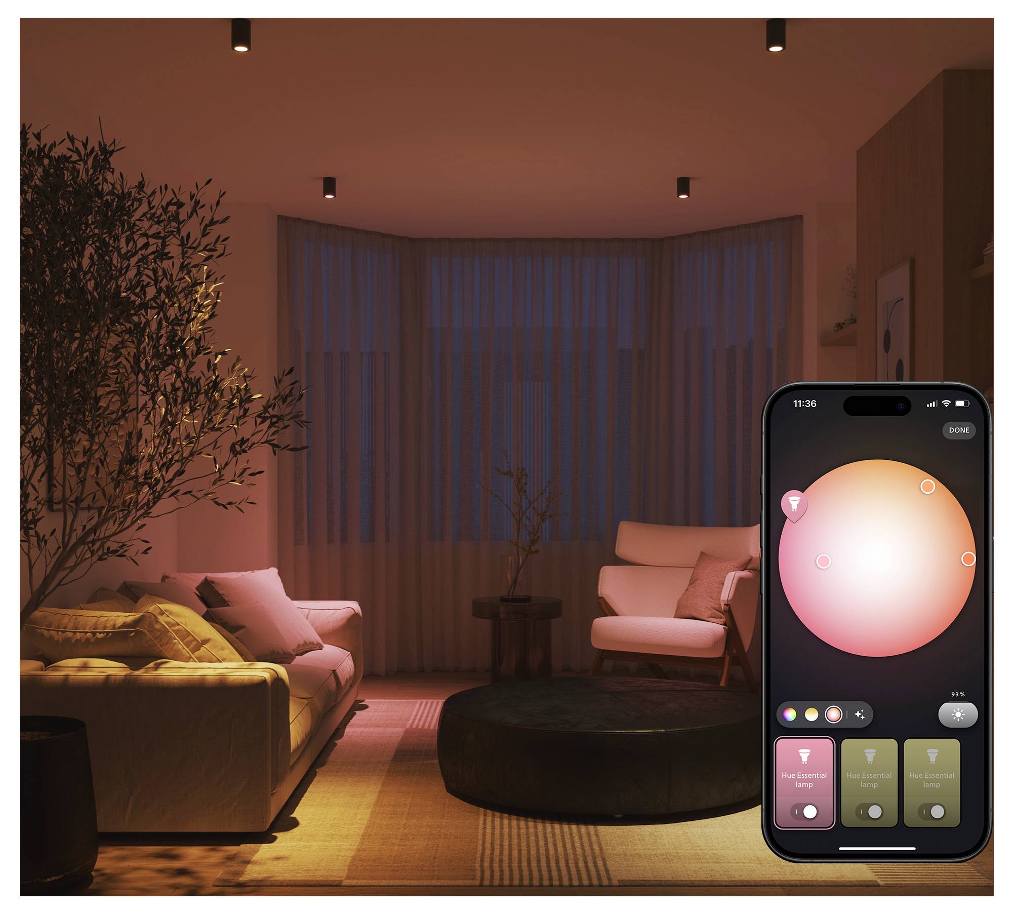 Un salon chaleureux avec un éclairage doux et une interface d'application de contrôle d'éclairage intelligent sur un téléphone montrant des options de couleur et de luminosité.