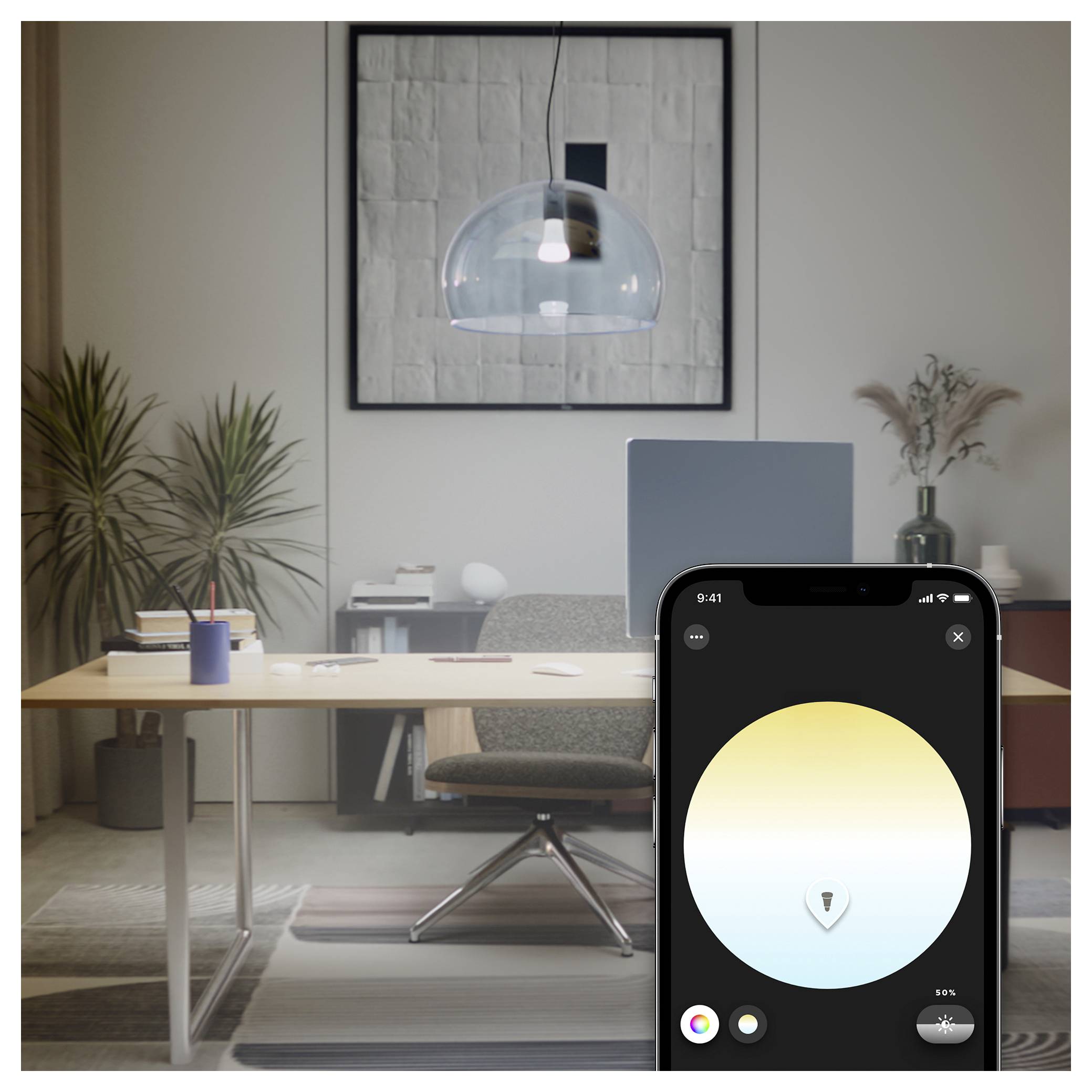 Un bureau moderne avec un bureau en bois, une chaise et des plantes. Un smartphone affiche une application de contrôle d'éclairage avec un cercle dégradé pour ajuster la luminosité.