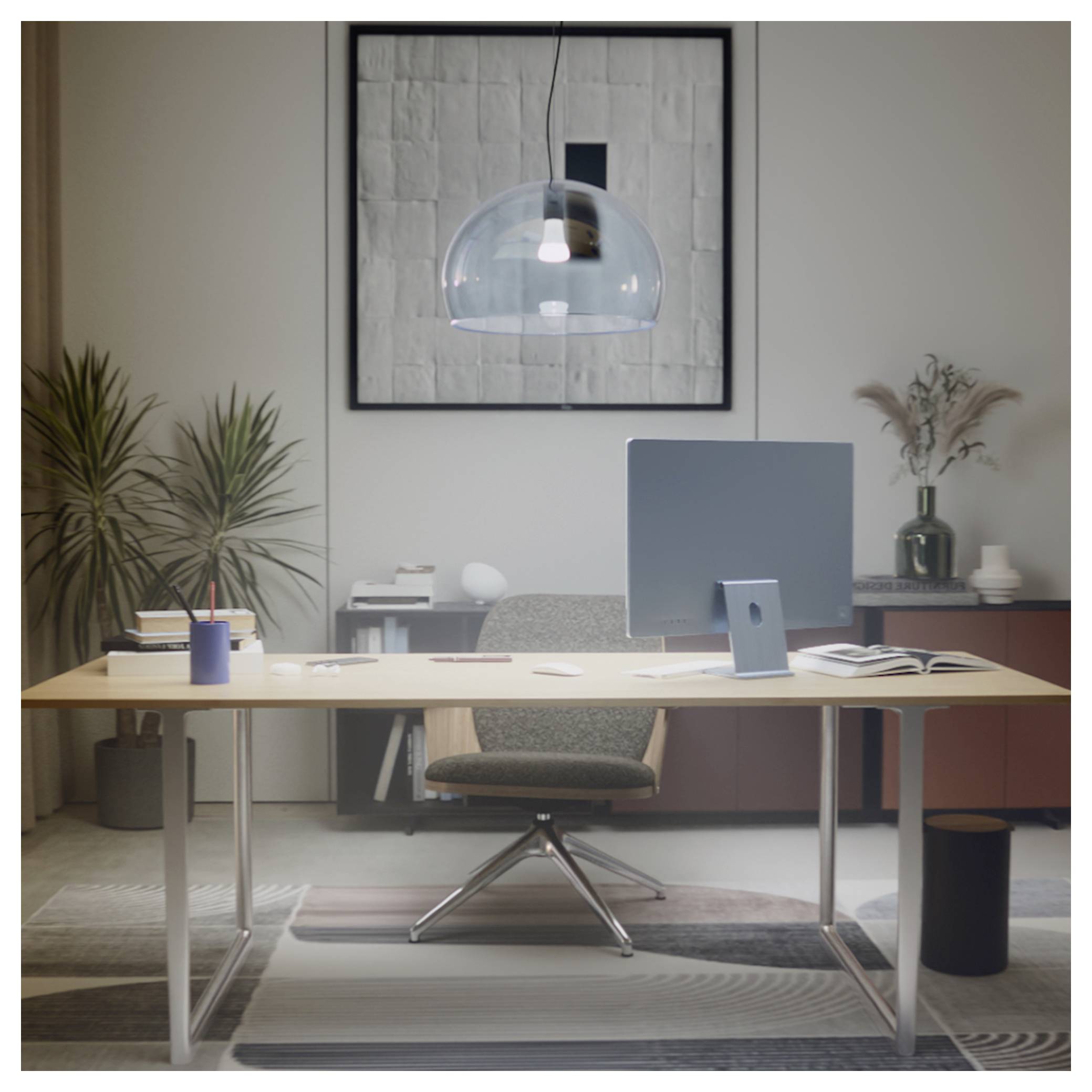 Un bureau moderne avec un bureau en bois, une chaise, un ordinateur et de la décoration. Une grande suspension lumineuse et des plantes créent un espace de travail élégant et accueillant.