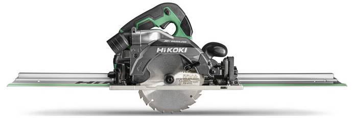 Une scie circulaire étiquetée « HiKOKI » avec une poignée verte et noire, montée sur un rail de guidage, utilisée pour des coupes droites précises en menuiserie.