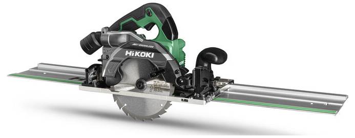 « Scie électrique HiKOKI avec une poignée verte et noire et une lame circulaire, montée sur un rail de guidage métallique pour une coupe précise. »
