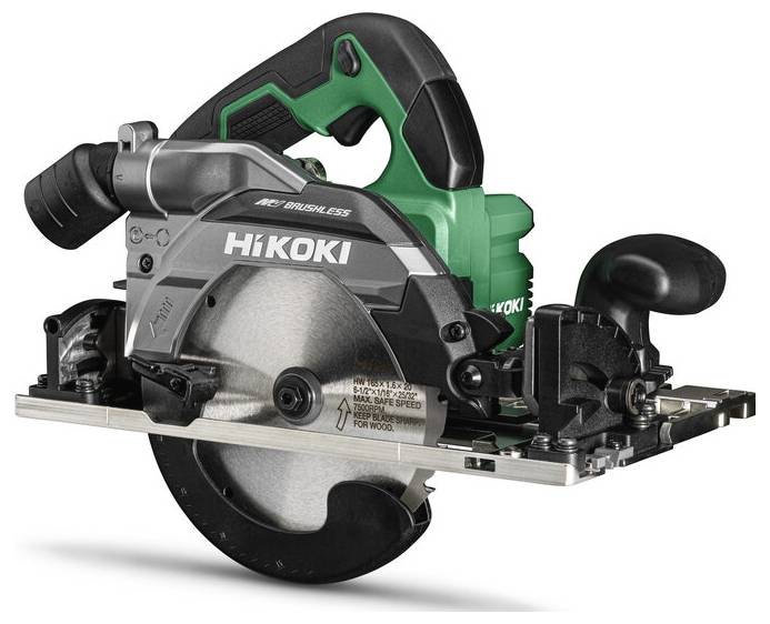 Une scie circulaire HiKOKI verte et noire avec une poignée latérale, conçue pour couper le bois, équipée d'une base réglable pour une coupe précise.