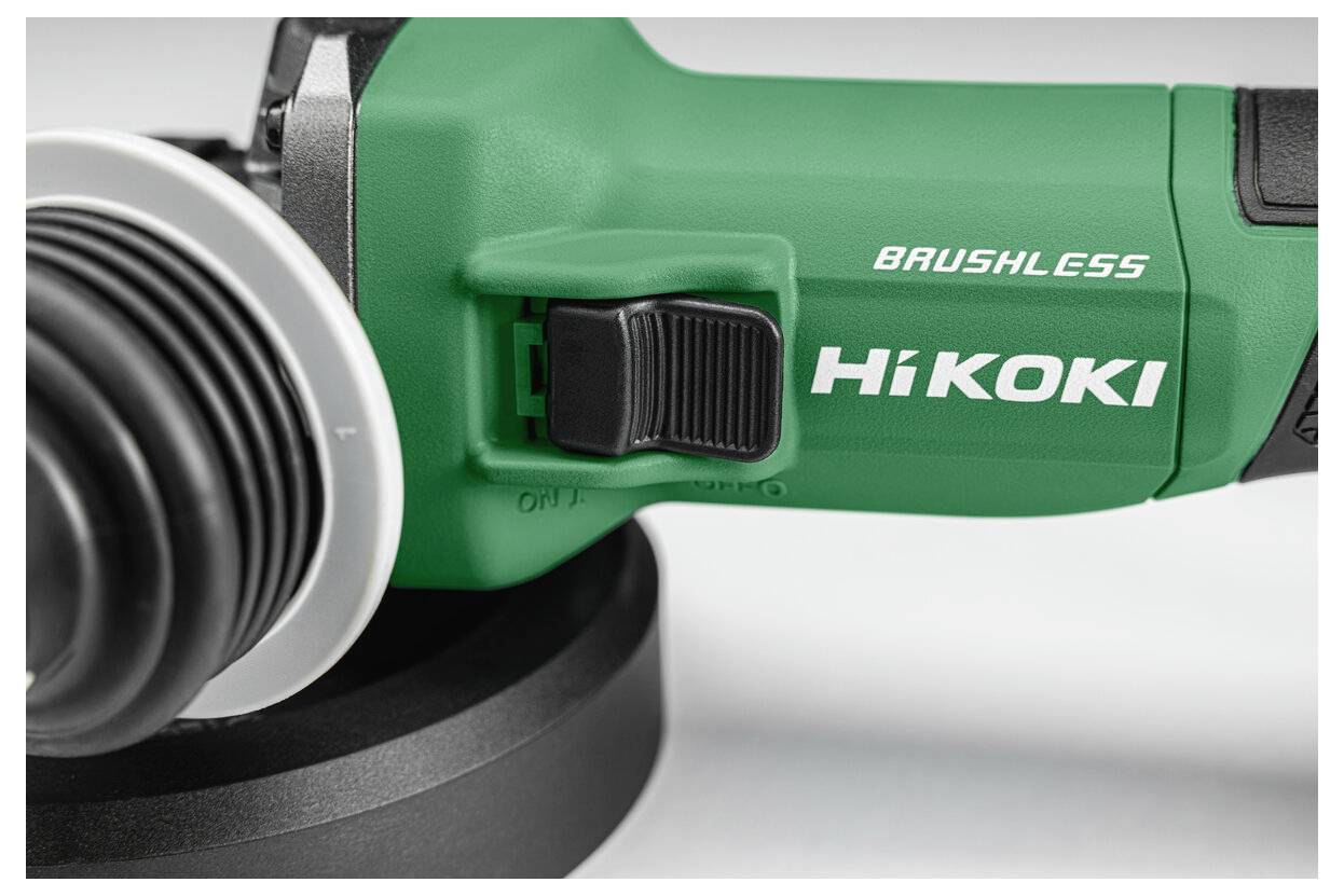 Un outil électrique HiKOKI vert sans balais, probablement une meuleuse, vu de côté, avec le nom de la marque et un commutateur mis en évidence.