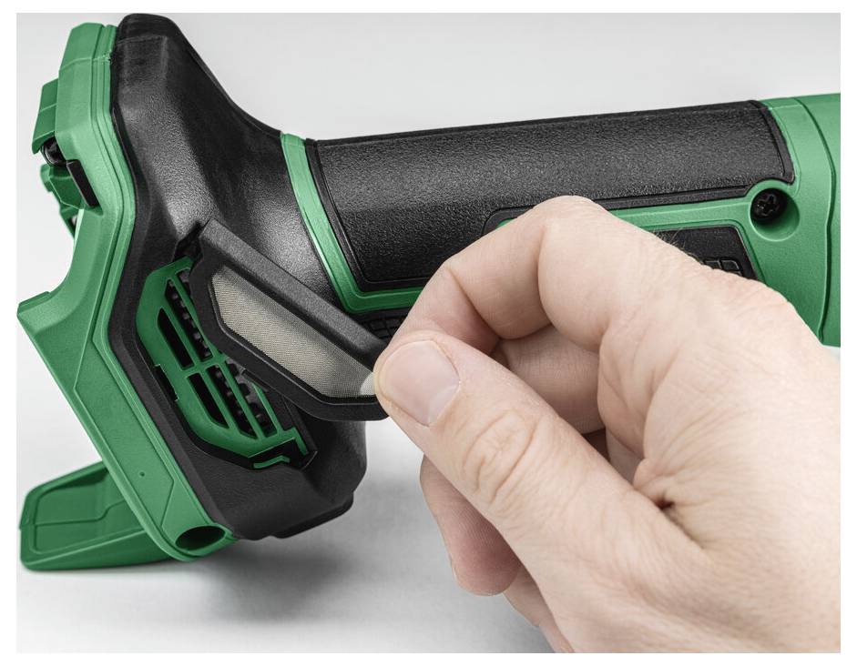 Une main insère une batterie dans un outil électrique vert et noir, montrant comment remplacer ou installer le composant de batterie.