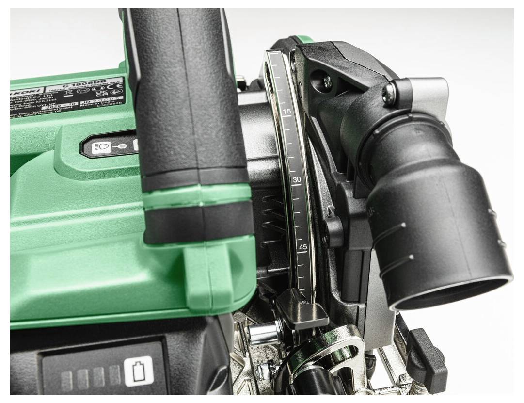 Un gros plan d'un outil électrique vert et noir avec des réglages ajustables et des indicateurs de mesure, probablement utilisé pour des travaux mécaniques précis.