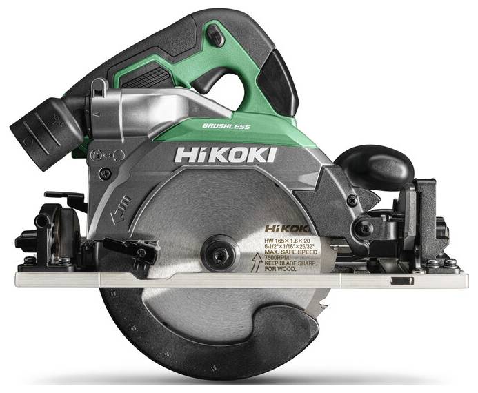 Une scie circulaire de marque 'HiKOKI', dotée d'une poignée verte et noire, conçue pour couper le bois.