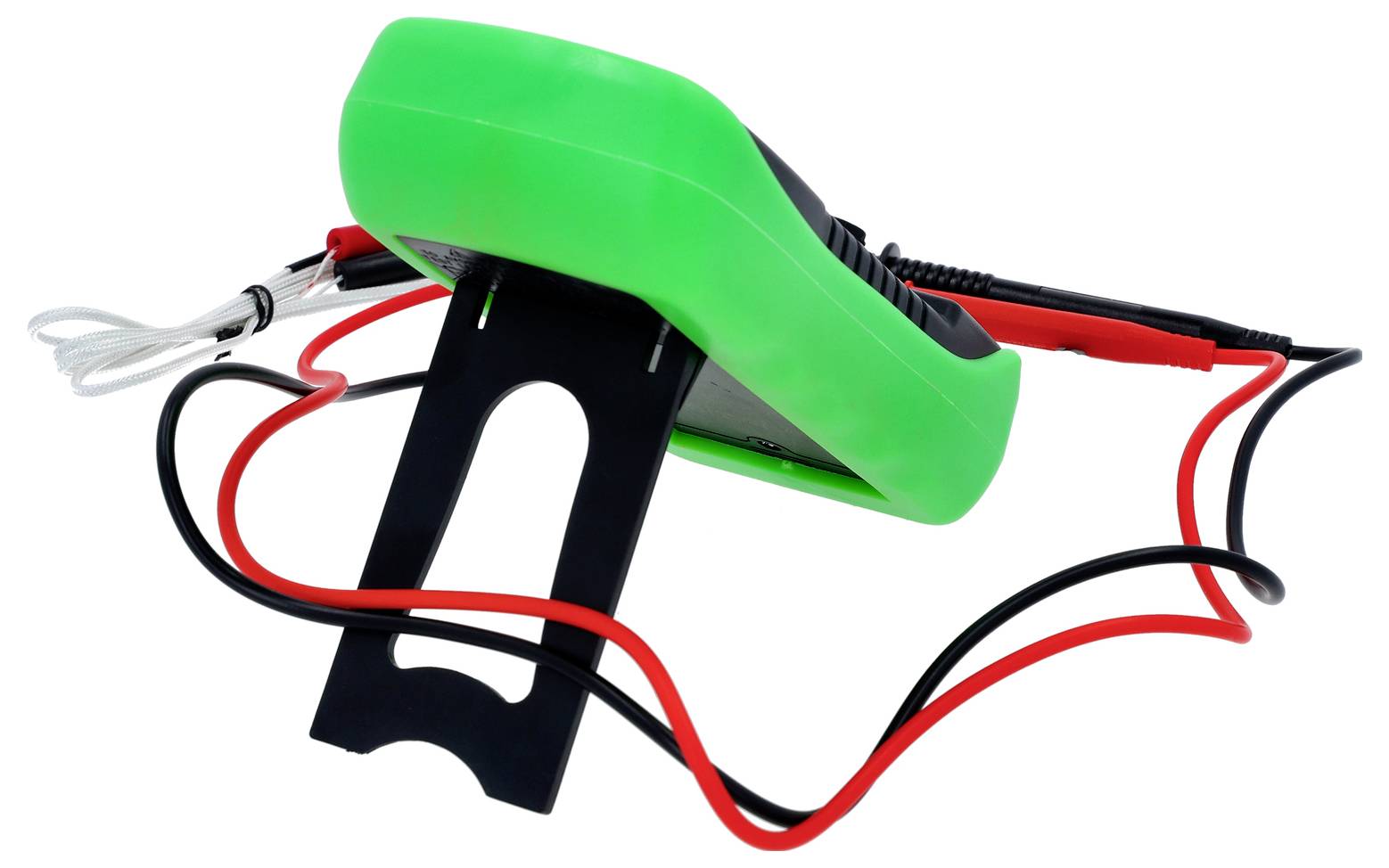 Un multimètre à boîtier vert et à cordons de test rouge et noir est posé sur un support noir, utilisé pour mesurer les propriétés électriques.