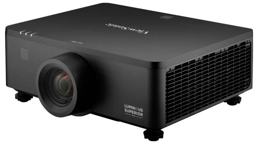 Un projecteur noir étiqueté 'Luminous Superior' avec un grand objectif et des évents d'aération, posé sur une surface plane, conçu pour les présentations.
