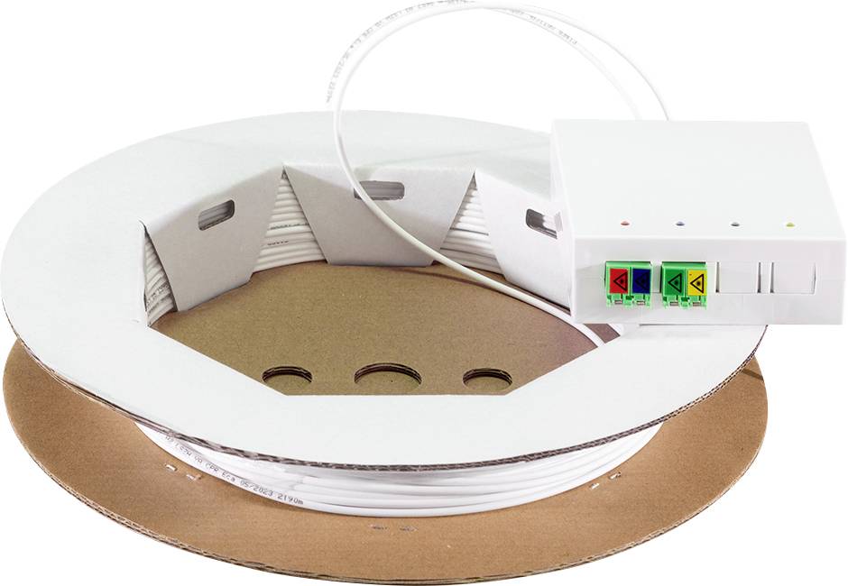 Un rouleau de câble électrique blanc avec un boîtier de jonction rectangulaire blanc attaché, comportant des étiquettes colorées et des ports sur un côté.