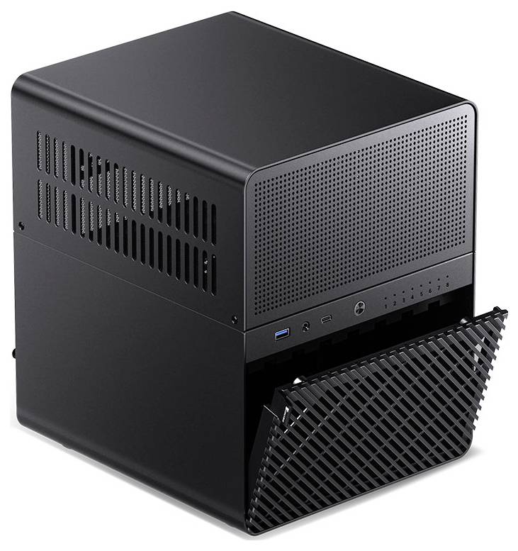 Un boîtier mini PC noir en forme de cube, doté d'un panneau avant perforé et d'un couvercle avant ouvert et ventilé, révélant des ports et des baies de lecteurs.