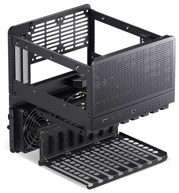 Un boîtier d'ordinateur à châssis ouvert avec des ports visibles et des supports de ventilateurs, conçu pour un accès facile et l'installation de composants matériels.