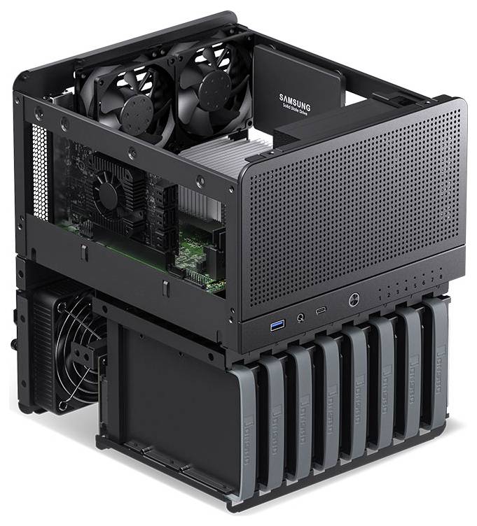 Un système informatique empilable avec plusieurs disques durs et ventilateurs visibles, mettant en valeur la conception modulaire et la capacité de stockage.