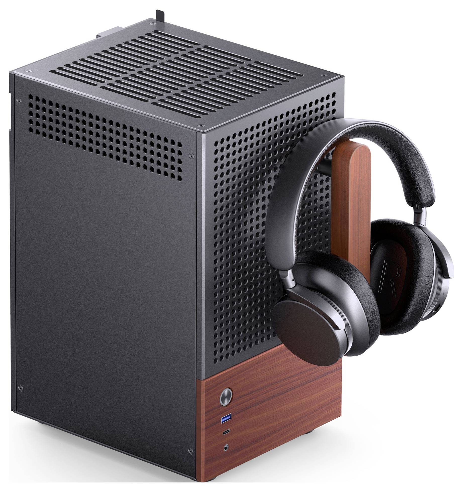 Un ordinateur de bureau compact, moderne, en noir et tons de bois, avec un grand casque suspendu sur le côté, suggérant un environnement de jeu ou de multimédia.