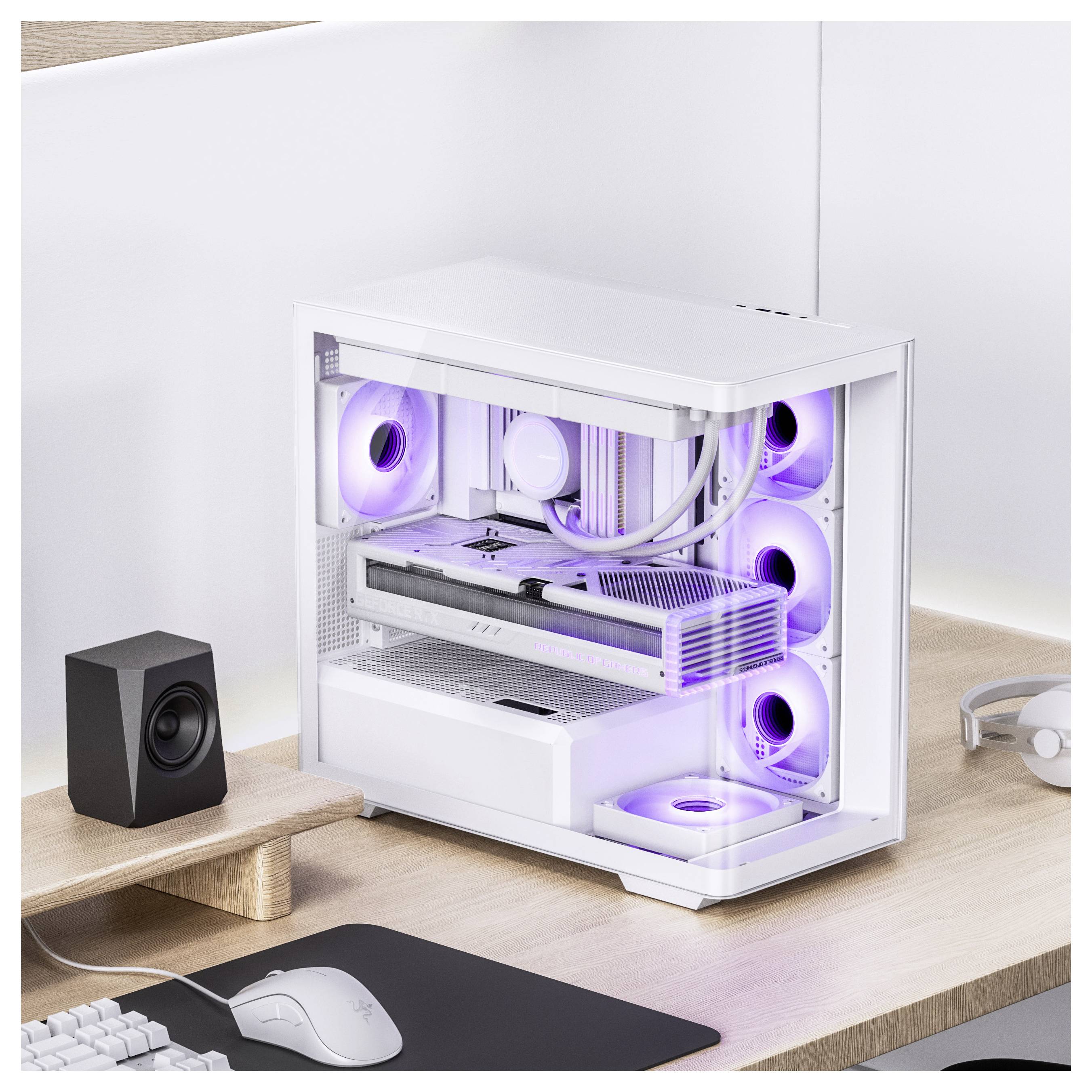 Un ordinateur de bureau élégant, blanc, avec un boîtier transparent révèle ses composants, illuminés par des lumières LED violettes ; posé sur un bureau moderne.