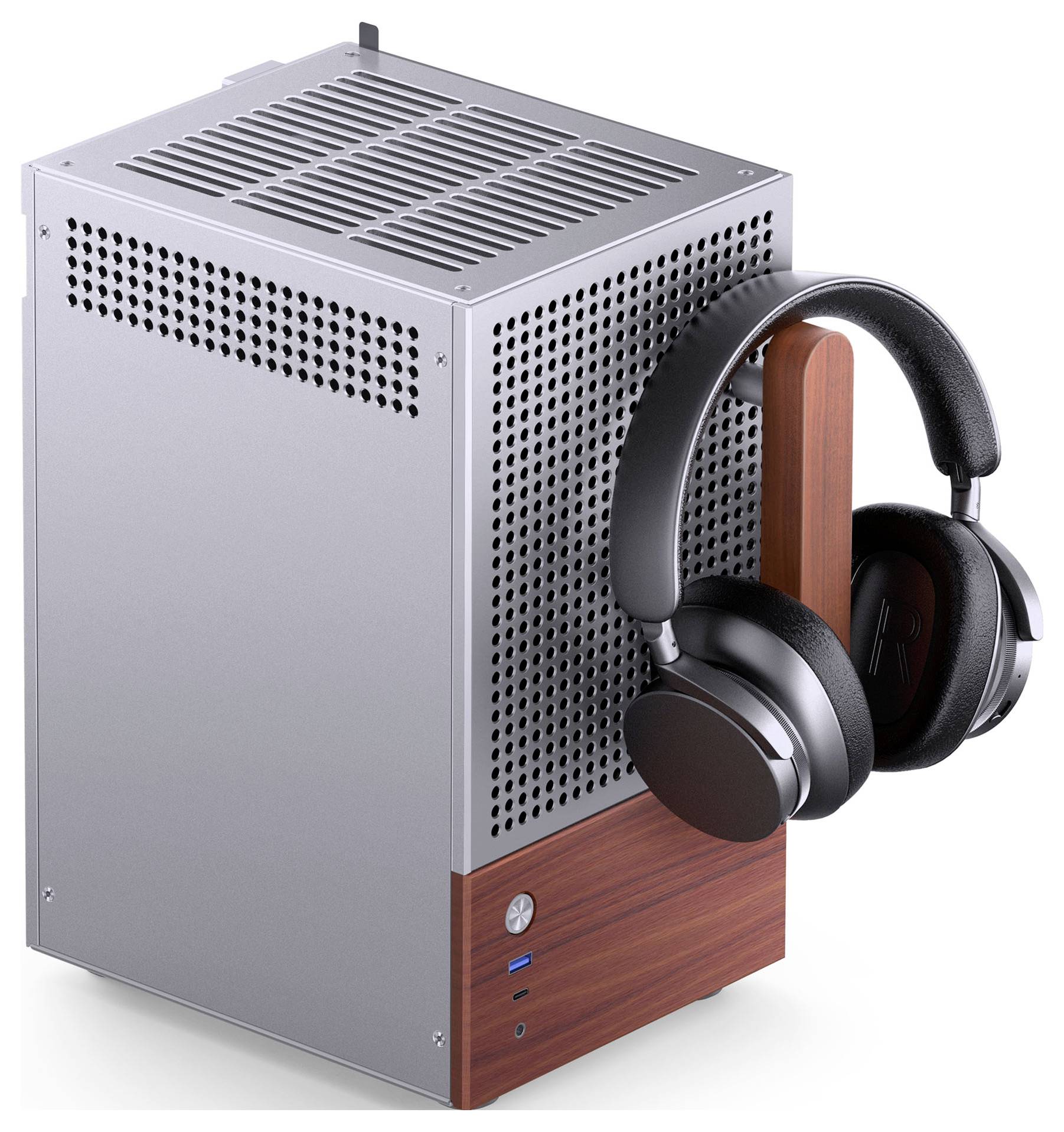 Une tour d'ordinateur de bureau élégante, avec une finition argent et bois, sur laquelle est suspendu un casque audio noir à écouteurs circumauriculaires.