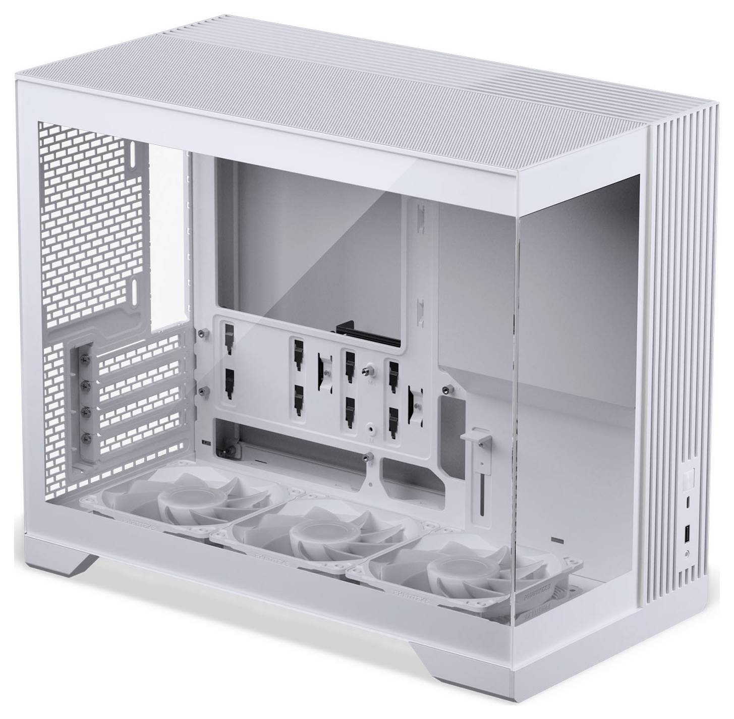 Un boîtier d'ordinateur blanc et vide avec un panneau latéral transparent montrant des emplacements pour les composants et des espaces pour les ventilateurs en bas.