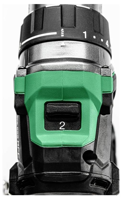 Un gros plan d'une perceuse avec un extérieur vert et noir, mettant l'accent sur le cadran de réglage de vitesse indiquant le numéro deux.