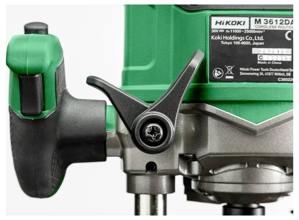 «Gros plan sur un outil électrique Hitachi de couleur verte et noire, doté d'une poignée, d'un bouton de réglage et d'une étiquette du fabricant avec les détails du modèle.»