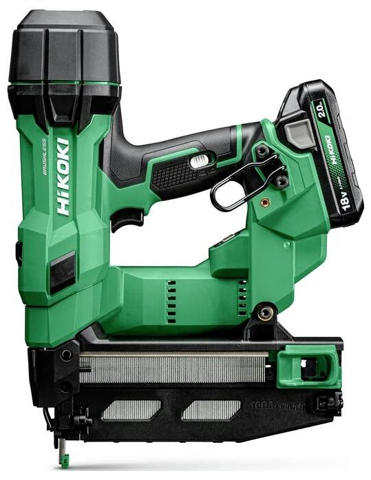 Un cloueur sans fil Hikoki vert et noir, équipé d'une batterie lithium-ion 18V, adapté aux tâches de construction et de charpenterie.