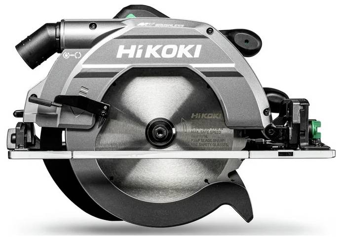 Une scie circulaire argentée et noire de marque « HiKOKI » avec une lame rotative tranchante, présentant une conception robuste adaptée aux travaux de coupe intensifs.