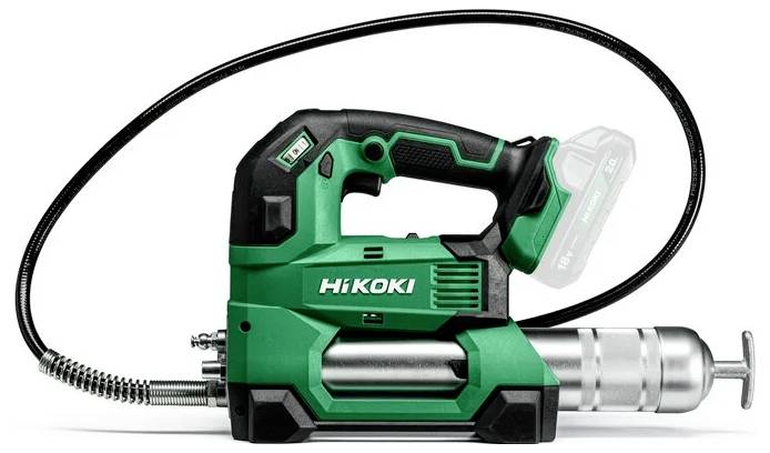 Un pistolet graisseur sans fil vert et noir portant l'étiquette 'HiKOKI', équipé d'un tuyau flexible et d'une poignée-gâchette, utilisé pour lubrifier des machines et de l'équipement.
