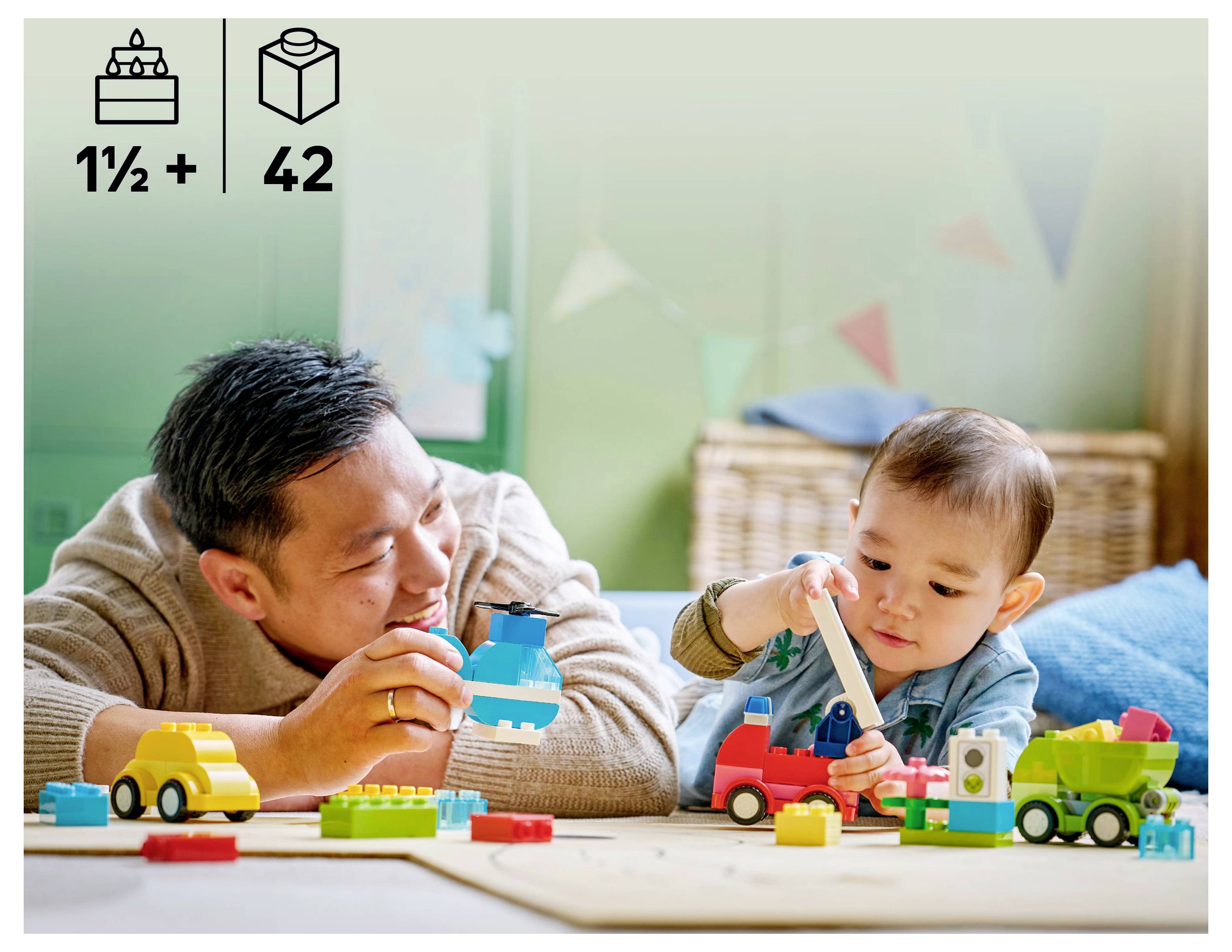 Un père et son tout-petit jouant avec des blocs de construction colorés sur un tapis, favorisant la créativité et le développement moteur.